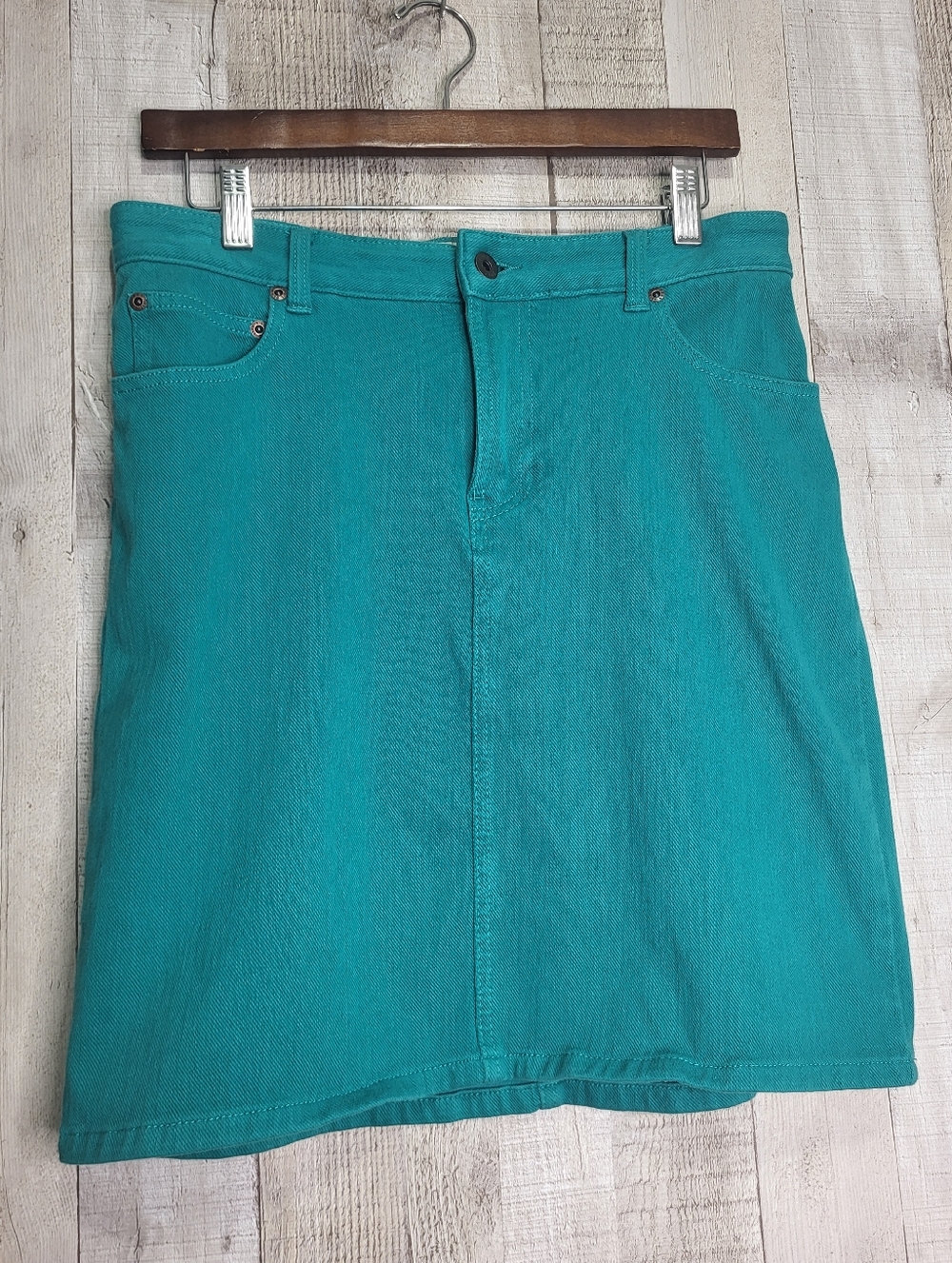L.L.Bean Classic Fit Teal/Turquoise Strechy Jean Skirt. Size 8